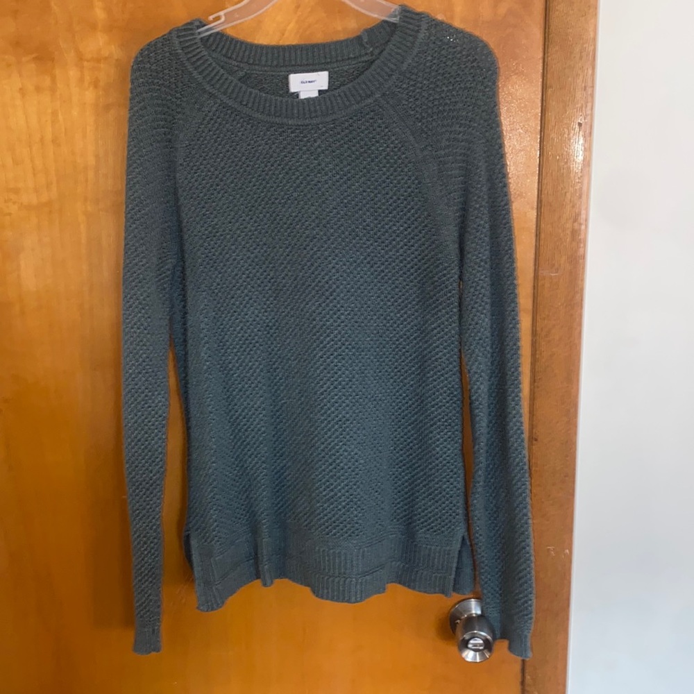 Old navy hunter green pullover sweater. Lightly worn. Good condition.